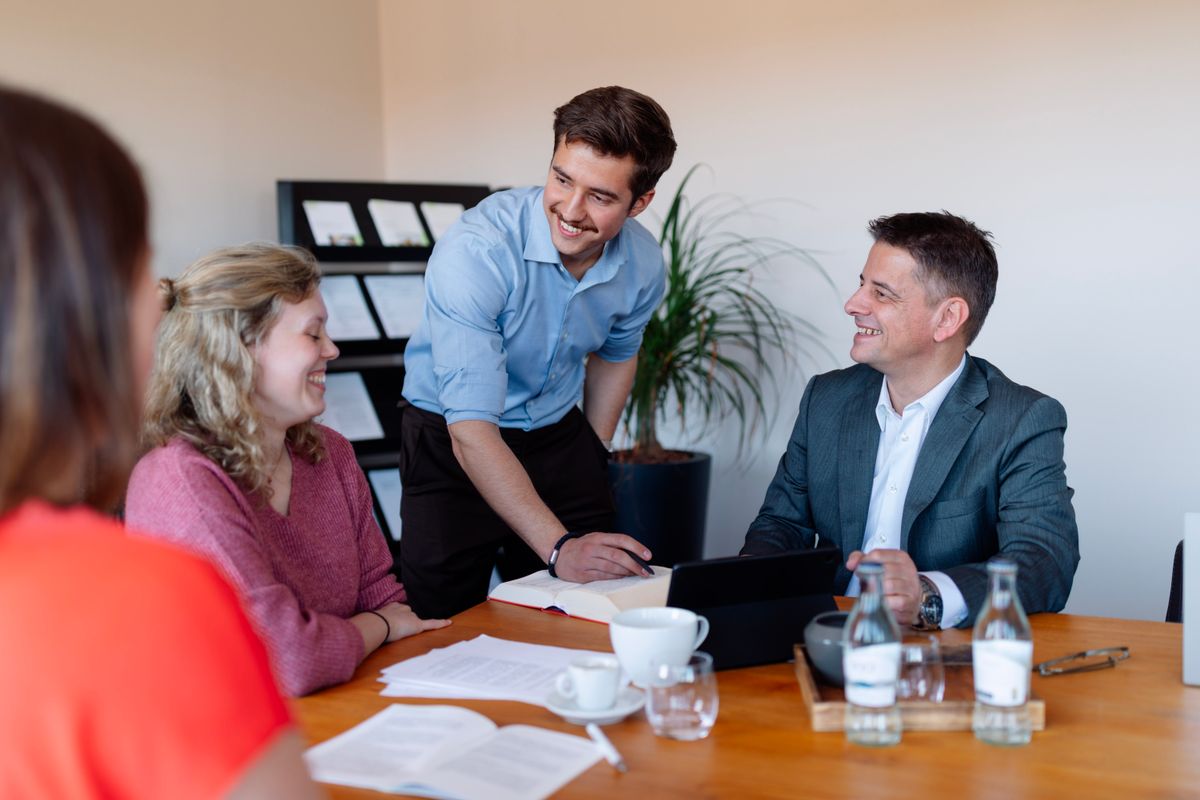 Teambesprechung in der Kanzlei Dittrich